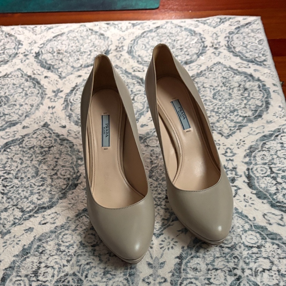 Prada Women's Beige Leather Heels - Picture 3 of 6
